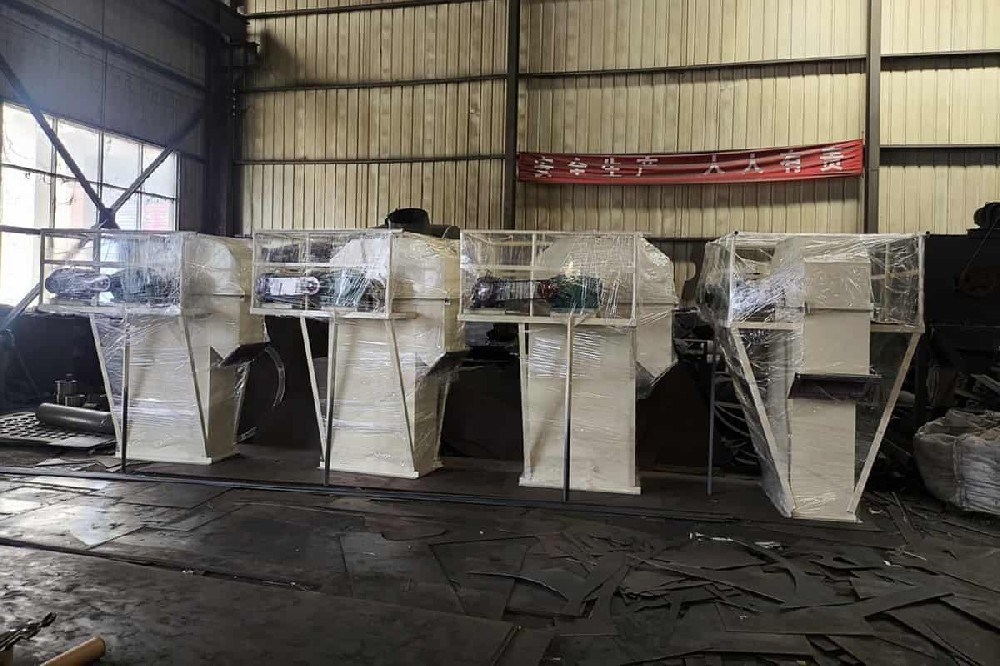 雷蒙磨粉機配套設備-斗式提升機發貨