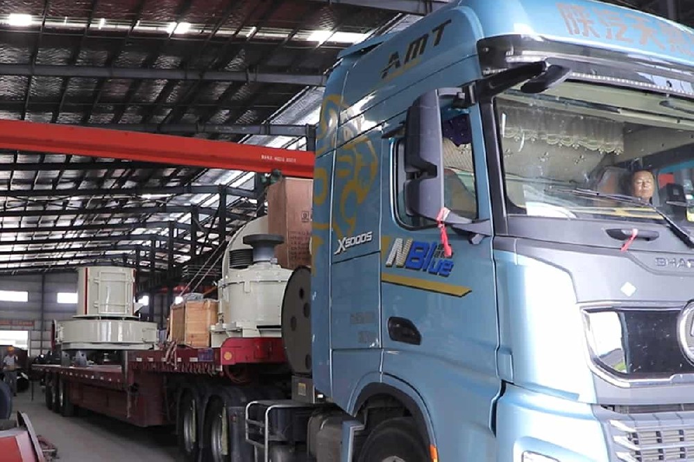 5R4128雷蒙磨粉機裝車發貨新疆